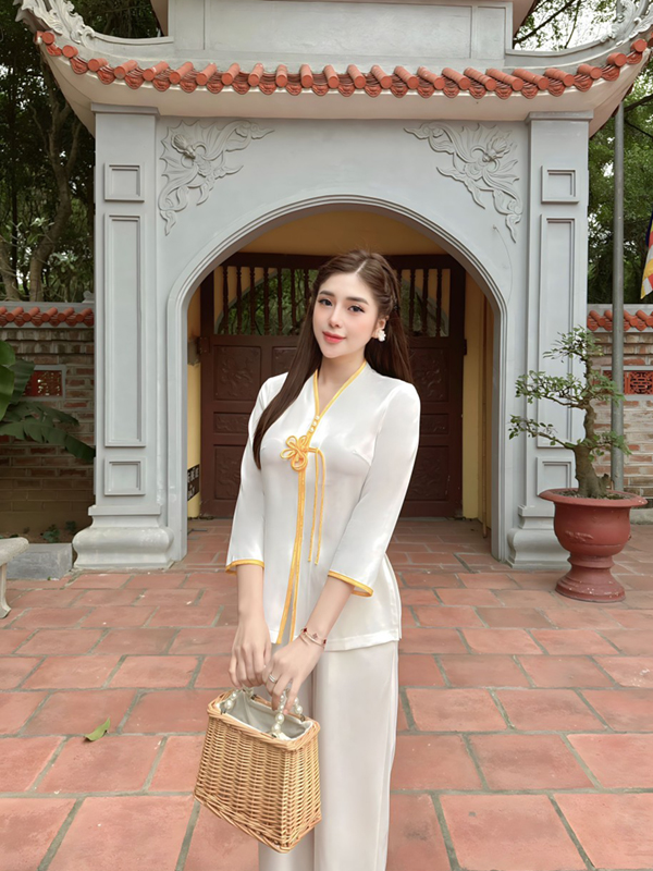 Bộ cách tân chất lụa trượt cổ V kết viền điệu đà TV03